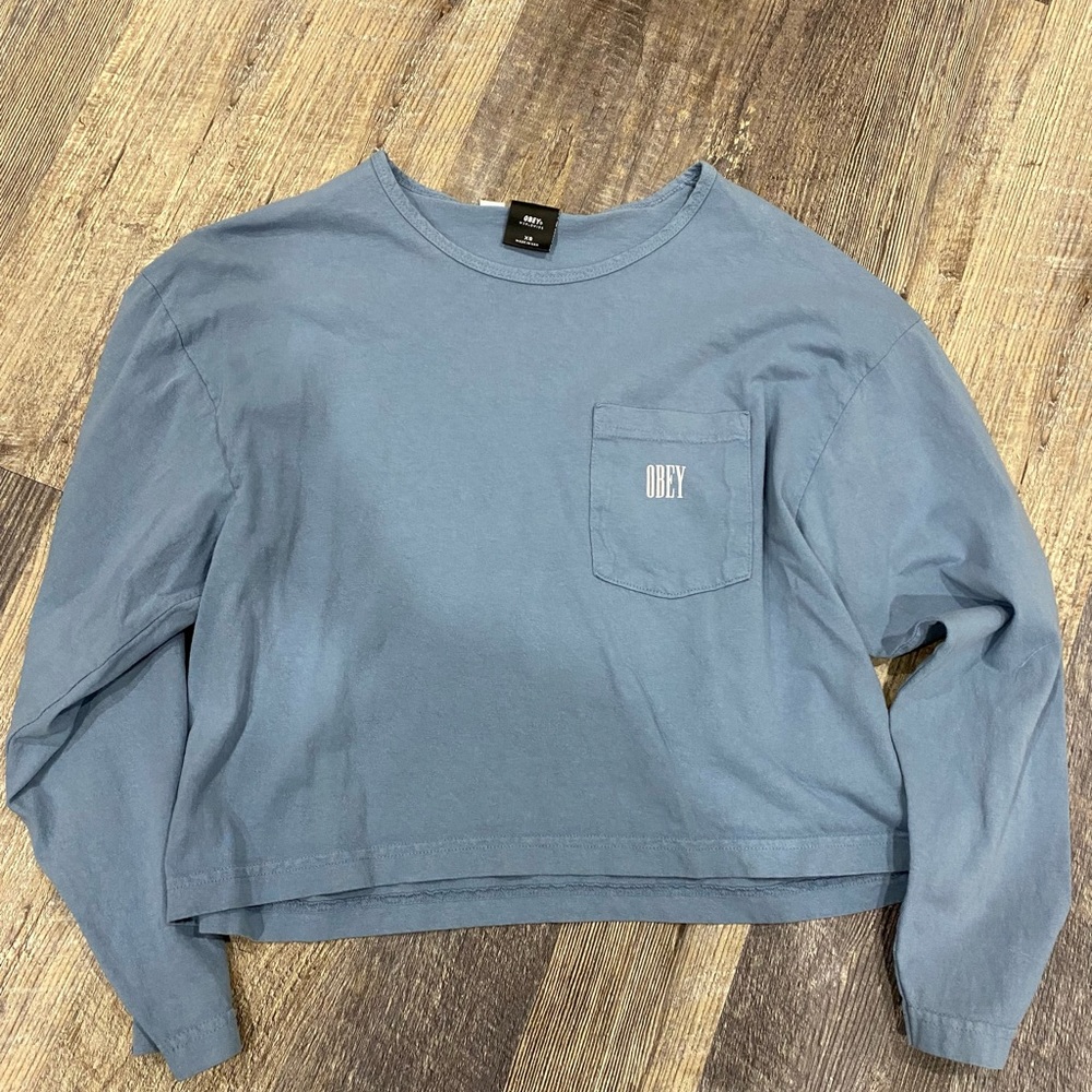 Woman’s obey XS shirt
